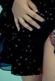 Vackra ben, trevligt klassiskt fjärils tatueringsmönster