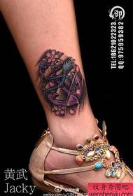 Modello di tatuaggio di ancoraggio colorato piuttosto popolare di vitello da ragazza