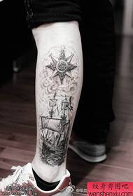 Traballo de tatuaxe de compás de veleiro de pernas
