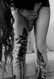女性雙腿黑白樹紋身圖案展示