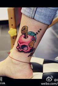 Žena nohy farebné malé jablko tetovanie