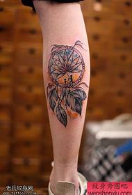 다리 꿈의 포수 문신 작품은 문신 쇼에서 공유됩니다.