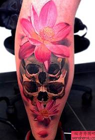 Spersonalizowany tatuaż z kwiatem lotosu na łydce