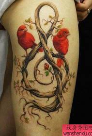 Belle gambe, bellissime note di radici di alberi classici e tatuaggi di uccelli