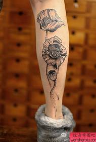 un patrón de tatuaje de amapola en la pierna
