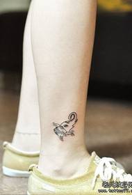 Puikiai gražios dramblių tatuiruotės ant mergaičių kojų
