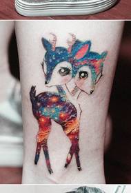 Meedchen seng Been léif Trend Starry Hirsch Tattoo Muster