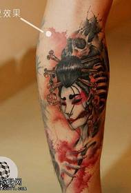 uzorak tetovaže gejše u boji nogu