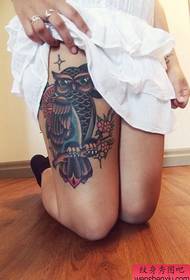 Sievietes kājas pūces tetovējuma darbs