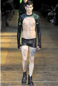 نموذج الساقين الذكور الأوروبية والأمريكية الأزياء الوشم بالأبيض والأسود