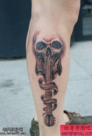 Il tatuaggio consiglia un tatuaggio per le gambe