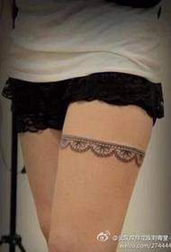 L'immagine dello spettacolo di tatuaggi funziona: tatuaggio con nodo di pizzo di gambe di ragazze