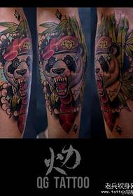Fantastico disegno del tatuaggio panda sulle gambe
