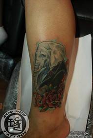 Mtindo wa tatoo wa tembo wa mtindo na mtindo kwenye miguu