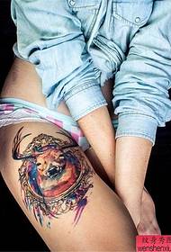 Traballo de tatuaxe de antílope de pernas