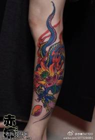 Робота кольору ноги татуювання змії лотоса