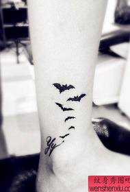 다리에 인기있는 토템 박쥐 문신 패턴