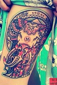 Linee di colore delle gambe come le opere del tatuaggio