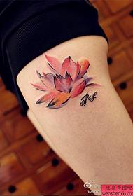 Mga parisan sa babaye nga adunay kolor nga lotus tattoo