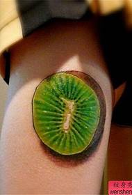 U mudellu di tatuatu di kiwi coloratu per i piedi maschili