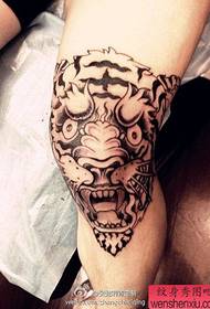 Rad tetovaža nogu tigrave glave
