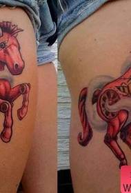 Pernas de mulher, tatuagens de cavalo