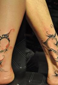 Hermoso y elegante patrón de tatuaje de tótem de pareja en las piernas