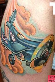 un creativo tatuaje de avión en la pierna