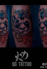 Pattern di tatuaggi di panda cù e gambe fresche