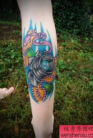 Tatuaggio con gambe colorate