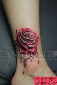Gražios ir gražios Europos ir Amerikos spalvų rožių tatuiruotės ant mergaičių kojų