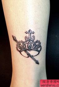 Meisjesbenen populaire klassieke kroon scepter tattoo patroon