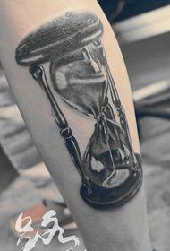 Zgodan uzorak tetovaže peškanog sata popularan je na nogama.
