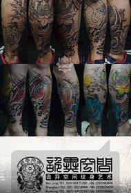 Vackert klassiskt karp lotus tatuering mönster på benen