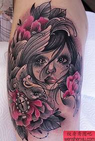 Ritratto di tatuaggio ragazza gamba