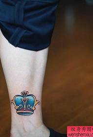 Цвят на краката малка татуировка на короната работи