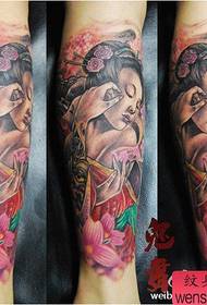 Bellissimi e bellissimi tatuaggi classici sulle gambe