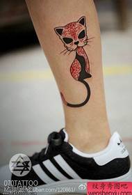 Jalkaväri kissan tatuointikuva jakaa tatuointinäytöllä
