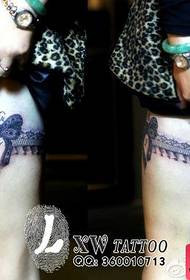 Όμορφα πόδια της κυρίας είναι δημοφιλή με ένα πολύ χαριτωμένο σχέδιο τατουάζ δαντέλα