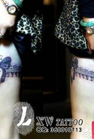 Lepe ženske noge so priljubljene z zelo simpatičnim vzorcem tatoo čipke