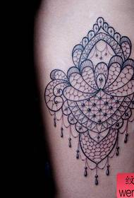Прекрасна шема на тетоважи со чипка на нозете
