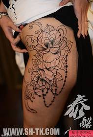 Kvinnan en tatuering mönster för lår linje blomma pärla