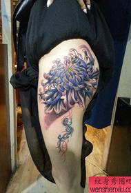 Populäre Chrysanthemum Tattoo Muster am Oberschenkel vun enger schéiner Fra