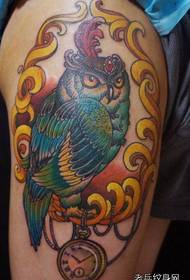 Modello di tatuaggio di gufo di bell'aspetto classico gambe uomo