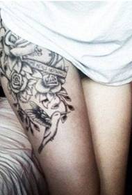 女孩腿黑色灰色玫瑰歐美紋身圖案