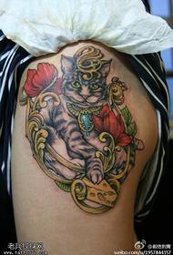 Espectáculo de tatuajes, recomienda un tatuaje de gato de color de pierna de mujer.