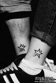 Kaki pasangan totem pentagram pola tato abjad Inggris