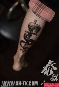 Noha černý had zabalený nůž tetování vzor