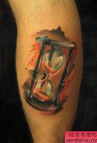 A popular European and American color hourglass tattoo pattern for male legs