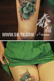 A lányok lábai népszerűek a gyönyörű madárketrecek és virágos tetoválás minták között